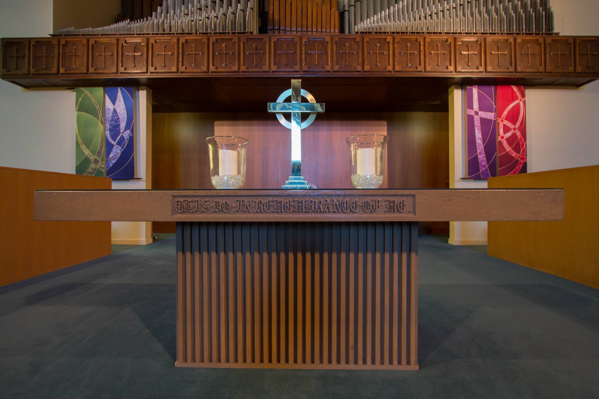 Membres de la congrégation réunis en prière